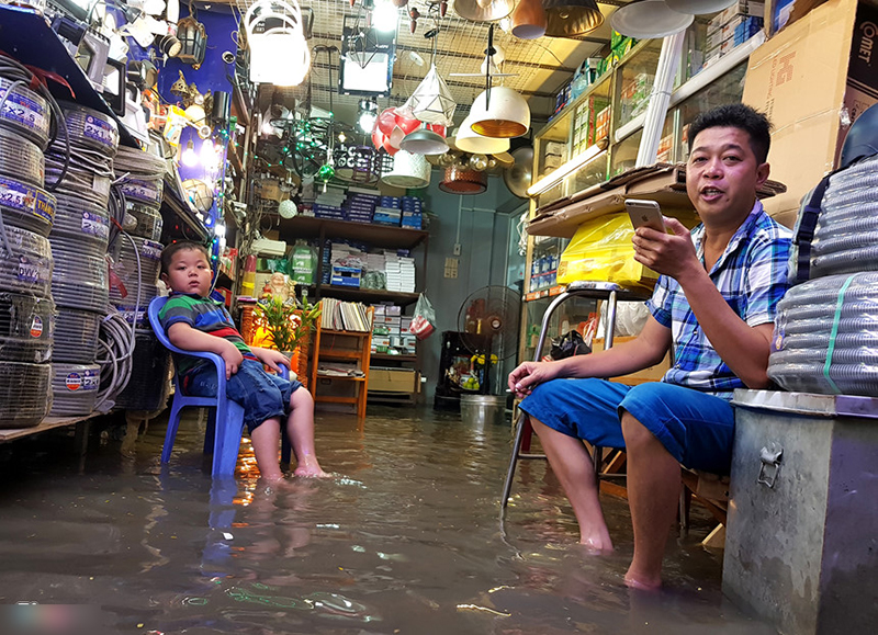 Xe cộ chết máy, ngã nhào khi triều cường gây ngập trung tâm Sài Gòn